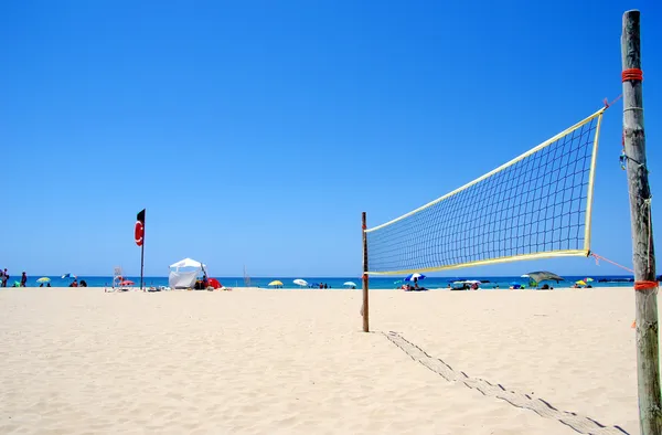 Сеть пляжного волейбола на песчаном пляже — стоковое фото