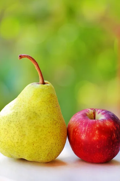 Reife Birne und roter Apfel — Stockfoto