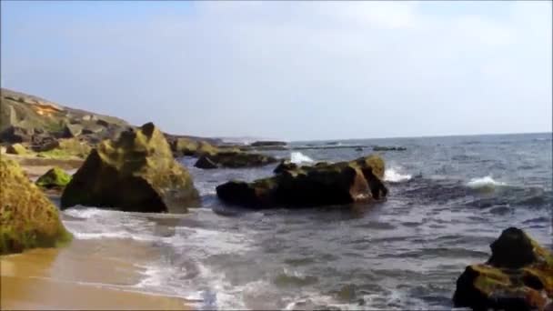 Vlny na skalách — Stock video