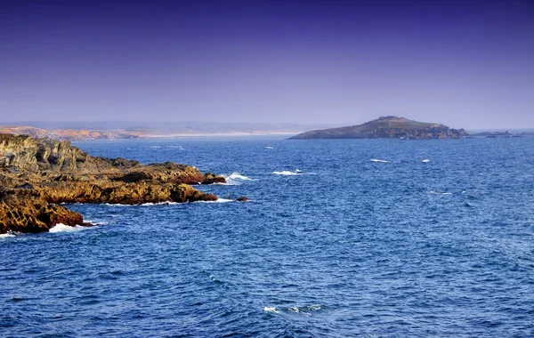 Mar e isla cerca del pueblo de Porto Covo — Foto de Stock