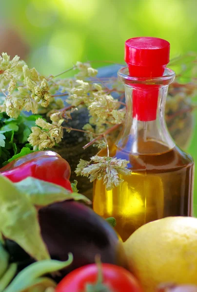 Пляшка оливкової олії та свіжих овочів — стокове фото