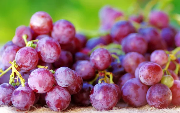 Fruta de uva roja, en la mesa —  Fotos de Stock