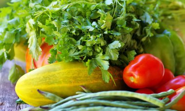 domates, salatalık ve kişniş