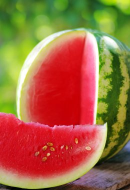 karpuz ve dilim masa üzerinde