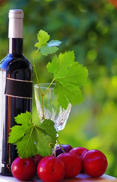 Botella de vino tinto y frutas maduras —  Fotos de Stock
