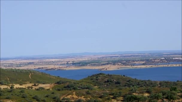 Monsaraz 村附近的 alqueva 湖 — 图库视频影像