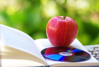 Olgun elma, dvd ve açık kitap