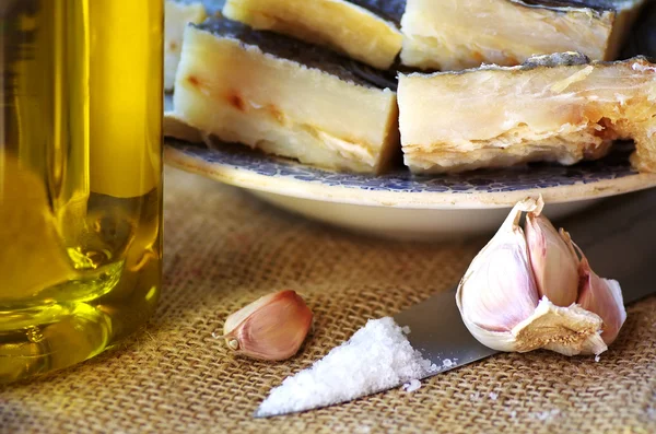 Torsk, olivolja och vitlök. — Stockfoto