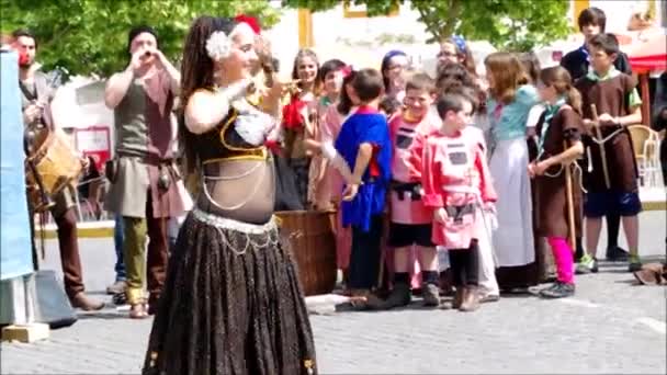 Bailarina india en festival portugués — Vídeo de stock