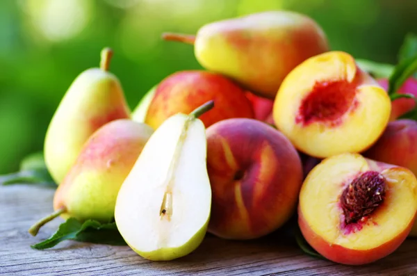 熟した梨とテーブル上の桃 — ストック写真