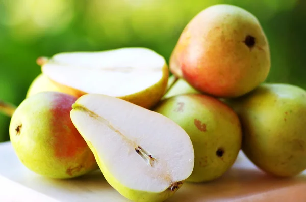 Rijpe peren op tafel — Stockfoto