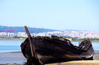 terk edilmiş balıkçı teknesi