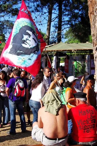 SEIXAL, PORTUGAL-SEPTIEMBRE 7 - Manifestantes con bandera del Che Guevara durante — Foto de Stock