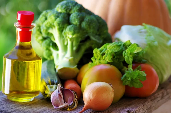 Olivový olej a čerstvá zelenina — Stock fotografie