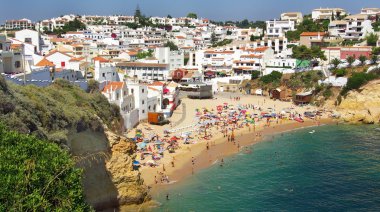 Portekiz algarve bölgesinde Carvoeiro Beach.