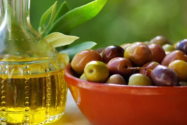 Olive oil and mature olives. — Stock Photo, Image