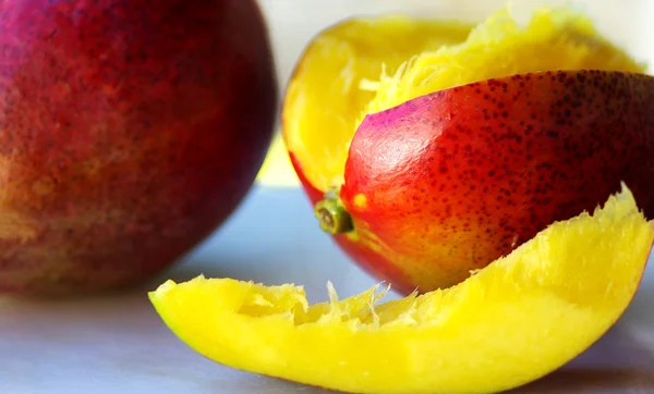 Duas frutas de manga são isoladas em fundo verde . — Fotografia de Stock