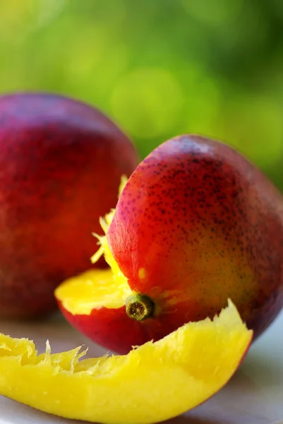 Mango's vruchten geïsoleerd op groene achtergrond. — Stockfoto