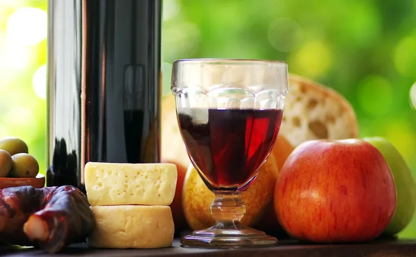 Червоне вино і їжа mediterranic. — стокове фото