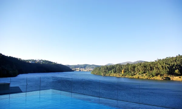 Piscine et rivière bleue — Photo