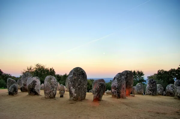 Steencirkel van almendres bij zonsondergang, portugal. — Stockfoto