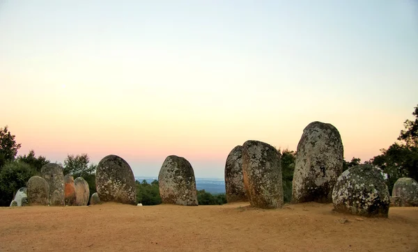 巨石碑的日落、 埃武拉、 葡萄牙阿尔门德雷斯. — 图库照片