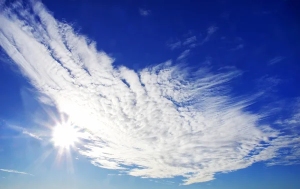 Cielo azul con sol y nubes —  Fotos de Stock