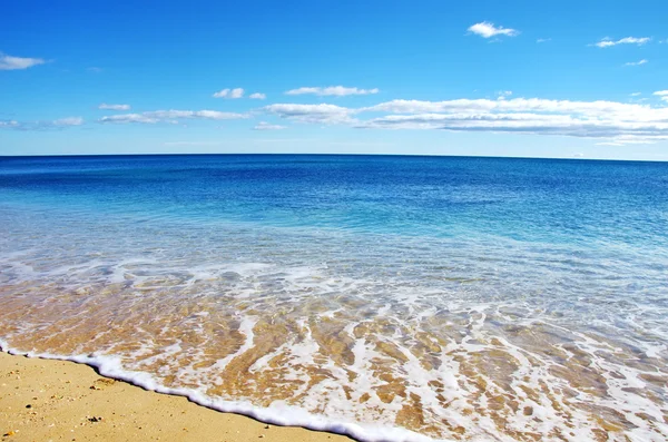 Vagues bleues sur la plage — Photo