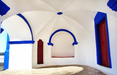 eski kiliseye beyaz ve mavi atrium