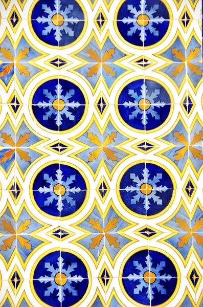 Azulejos tradicionais na fachada da antiga casa em Portugal — Fotografia de Stock