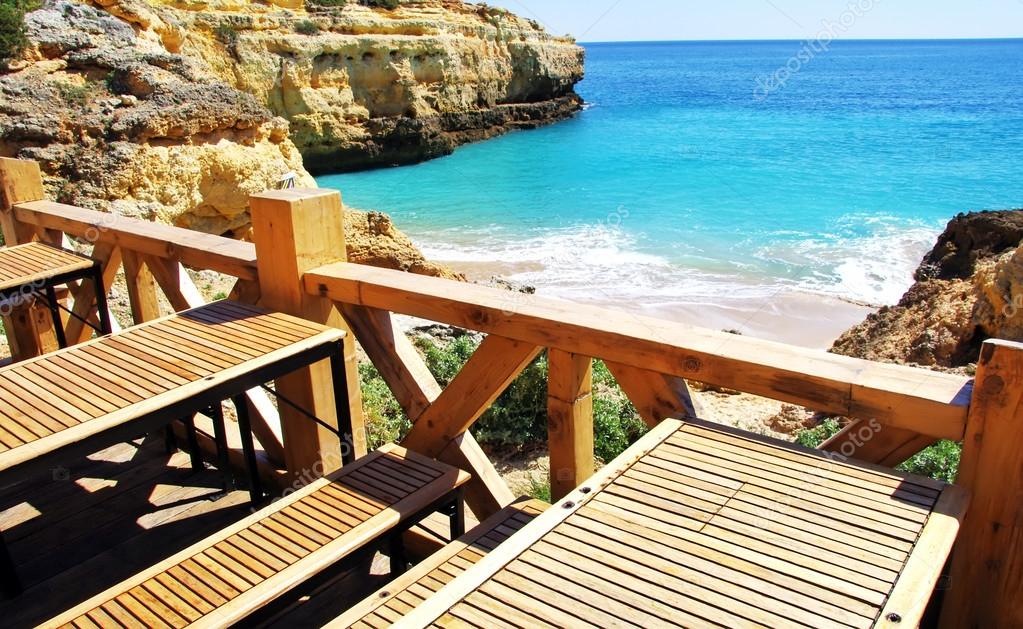 Cafétisch und Stühle aus Holz am Strand, Algarve, Portugal ...