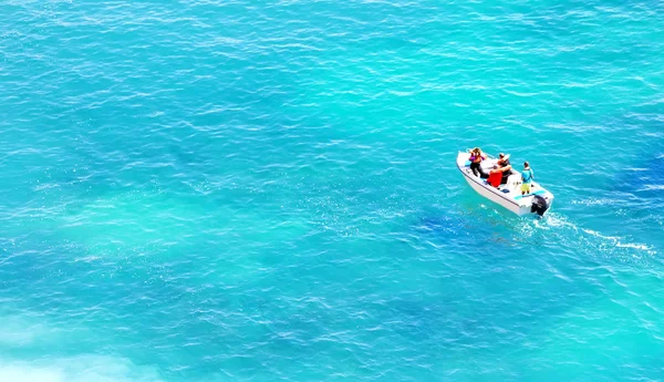 Barca vista mare blu dall'alto — Foto Stock