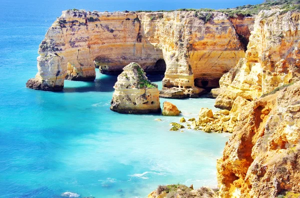 Струмками пляжі, розташована на атлантичному узбережжі в Португалії, algar — стокове фото