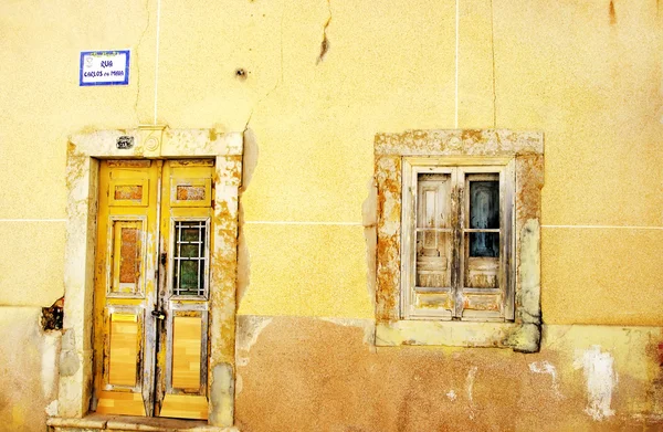 Facade of antique ruined house,Algarve,Portugal — Stock Photo, Image