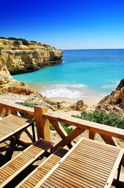 Tavolo e sedie da caffè in legno su una spiaggia, Portogallo — Foto Stock