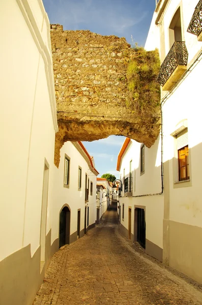Старая улица деревни Серпа, Португалия — стоковое фото