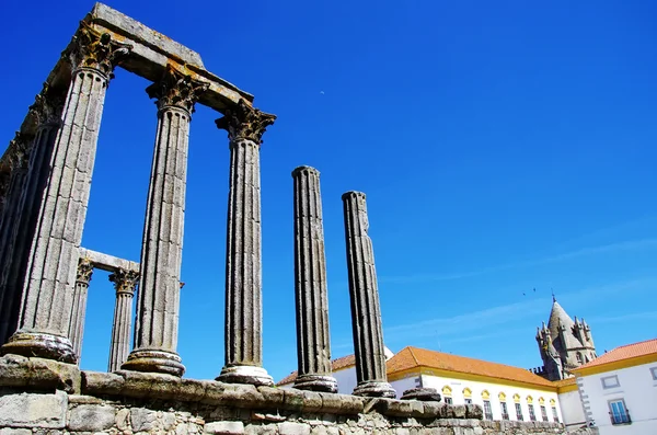 Romerskt tempel och domkyrkans torn av evora — Stockfoto