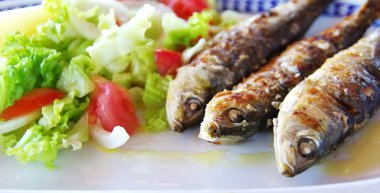 ızgara sardalya patates ve salata ile 