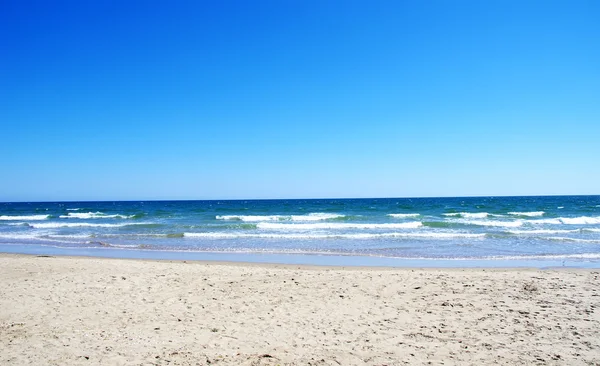 Praia solitária no Algarve, Sul de Portugal — Fotografia de Stock