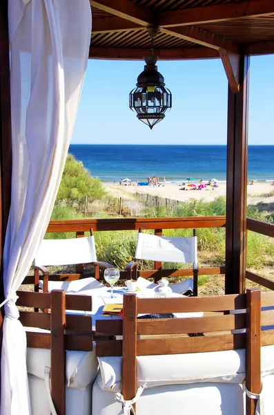 Terrassenlounge mit Pergola am Strand — Stockfoto