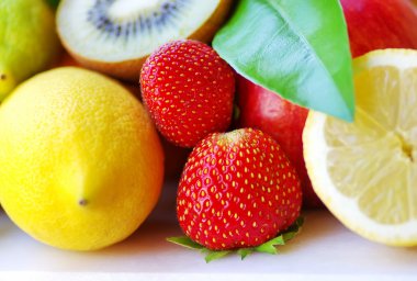 sarı limon, kivi ve çilek meyve 