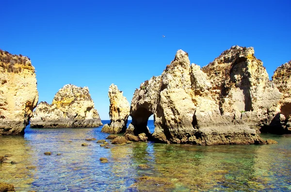 Falésias rochosas na costa de Lagos, Algarve, Portugal — Fotografia de Stock