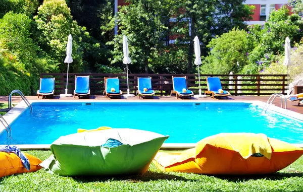 Yüzme Havuzu, Bahçe yakın mavi su