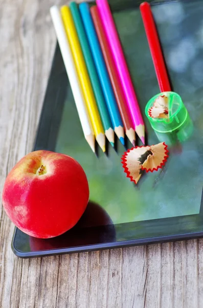 Tablette numérique avec crayons de couleur — Photo