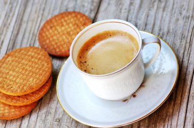 Tahta bir masada kahve. 