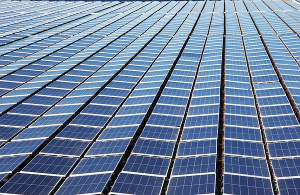 Rijen Blauwe Zonnepanelen — Stockfoto