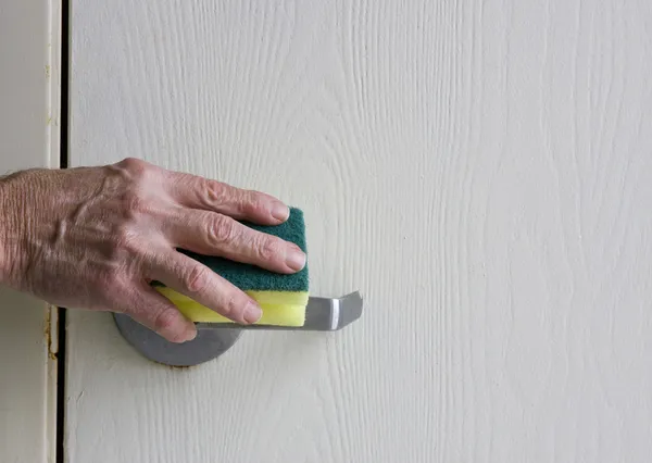 Cleaning door handle — Stock Photo, Image