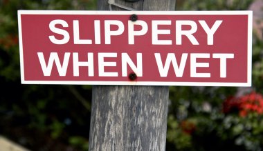 Islak tabelada kaygandır.