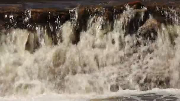 Rotsachtige waterval — Stockvideo