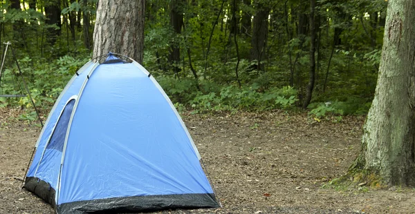 Tenda de nylon no local de acampamento — Fotografia de Stock